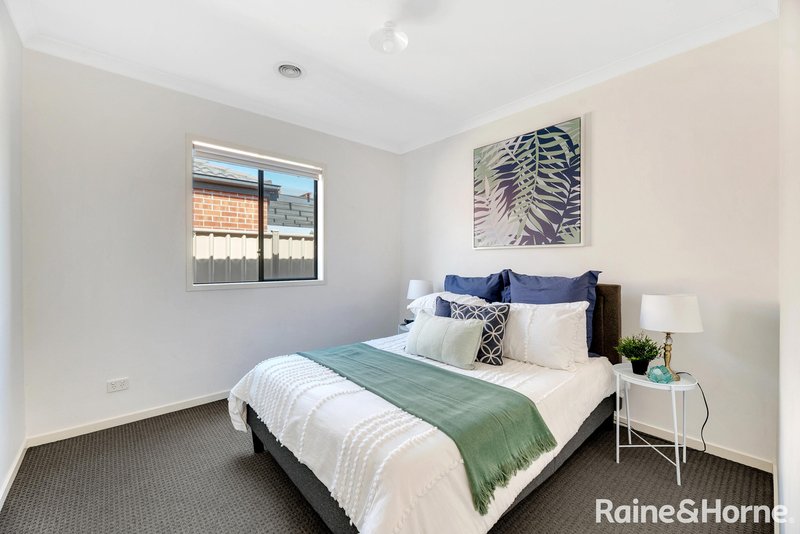 Photo - 16 Fantail Way, Brookfield VIC 3338 - Image 5