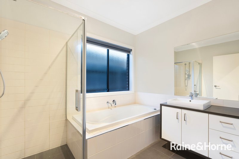 Photo - 16 Ferrari Drive, Cranbourne East VIC 3977 - Image 8