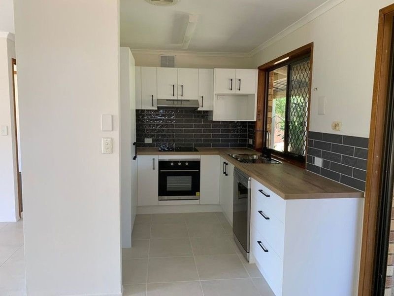 Photo - 16 Gillian Street, Beachmere QLD 4510 - Image 3