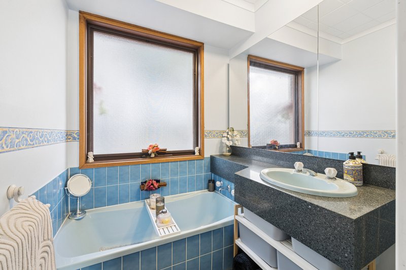 Photo - 16 Gorae Court, Westmeadows VIC 3049 - Image 7
