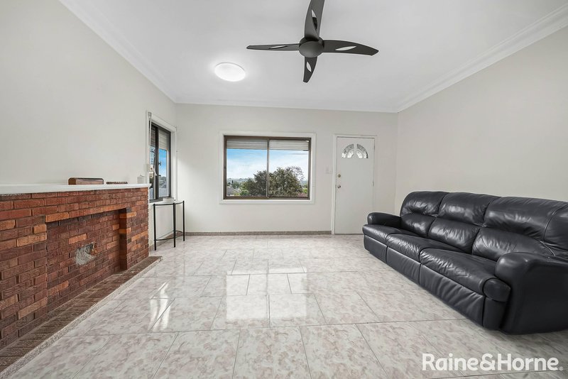 Photo - 16 Grandview Drive, Campbelltown NSW 2560 - Image 2