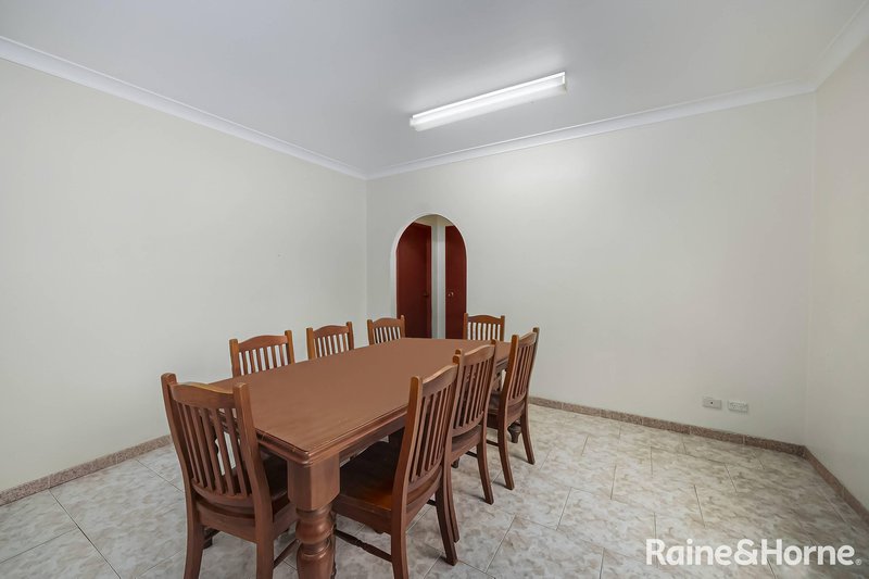 Photo - 16 Grandview Drive, Campbelltown NSW 2560 - Image 4