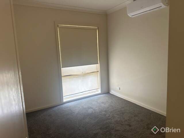 Photo - 16 Greaves Street South, Werribee VIC 3030 - Image 8