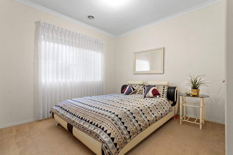 Photo - 16 Greenhaven Gardens, South Morang VIC 3752 - Image 9