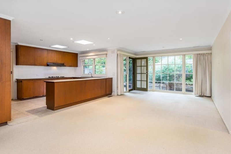 Photo - 16 Greenways Road, Glen Waverley VIC 3150 - Image 3