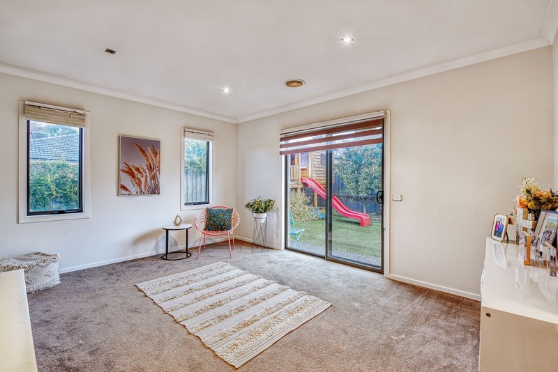 Photo - 16 Hanmer Drive, South Morang VIC 3752 - Image 11