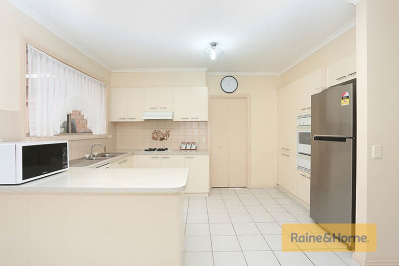 Photo - 16 Harvey Court, Roxburgh Park VIC 3064 - Image 3