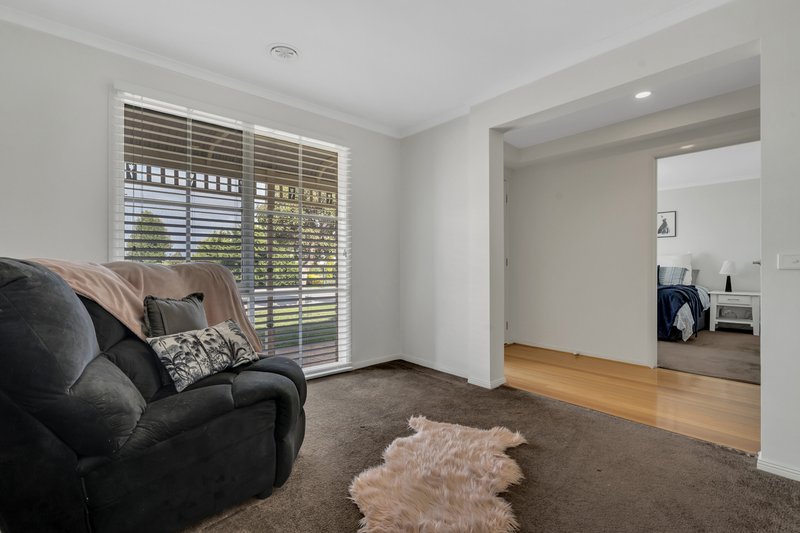 Photo - 16 Heytesbury Crescent, Craigieburn VIC 3064 - Image 5