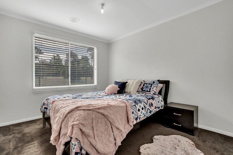 Photo - 16 Heytesbury Crescent, Craigieburn VIC 3064 - Image 9