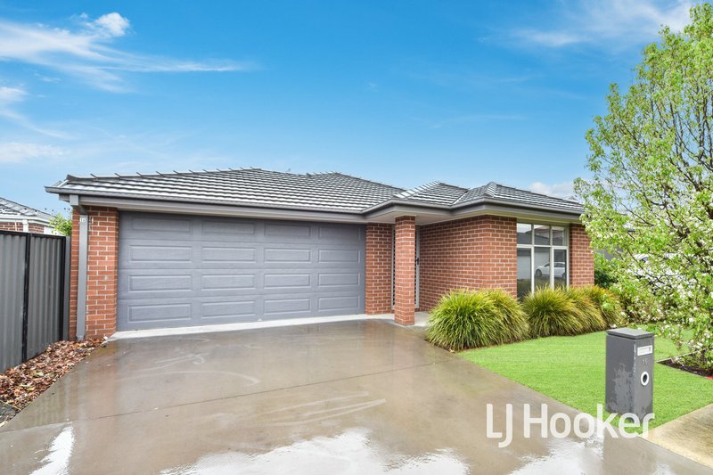 16 Hillsborough Crescent, Berwick VIC 3806