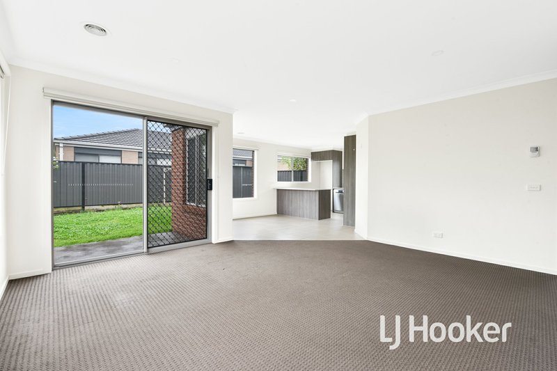 Photo - 16 Hillsborough Crescent, Berwick VIC 3806 - Image 5