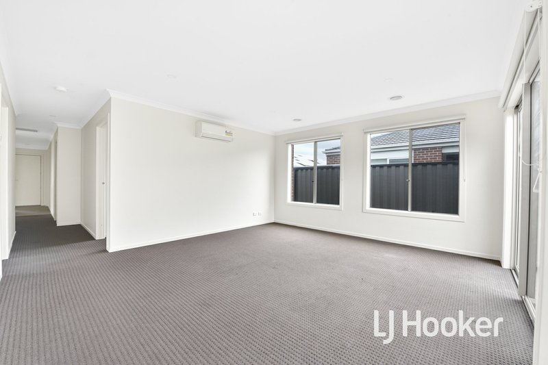 Photo - 16 Hillsborough Crescent, Berwick VIC 3806 - Image 6