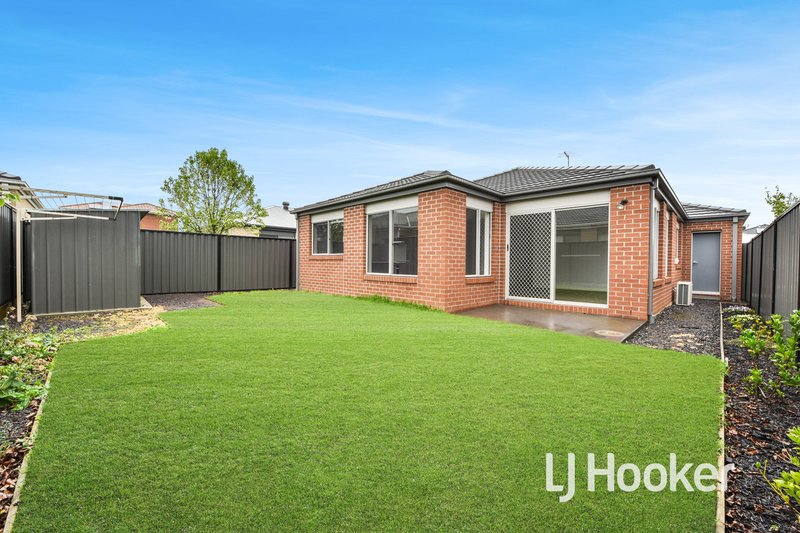 Photo - 16 Hillsborough Crescent, Berwick VIC 3806 - Image 13