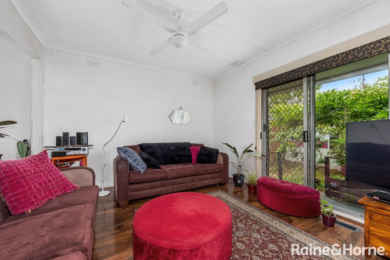 Photo - 16 Ivanhoe Av , St Albans VIC 3021 - Image 3