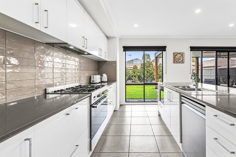 Photo - 16 Ivy Court, Werribee VIC 3030 - Image 4