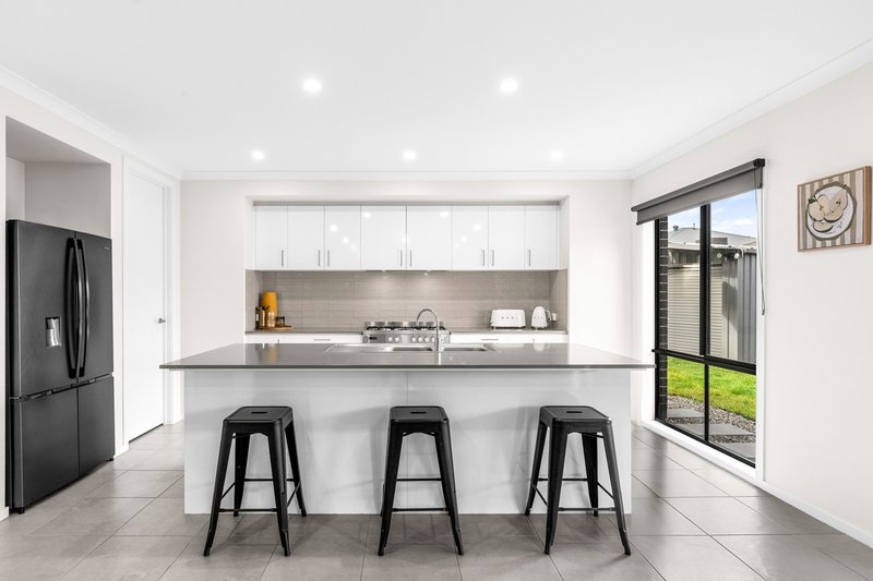 Photo - 16 Ivy Court, Werribee VIC 3030 - Image 5