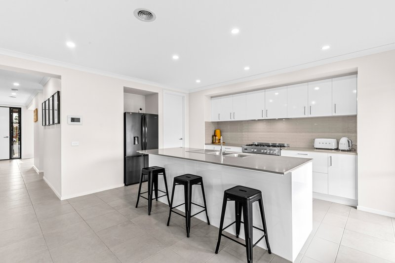 Photo - 16 Ivy Court, Werribee VIC 3030 - Image 6