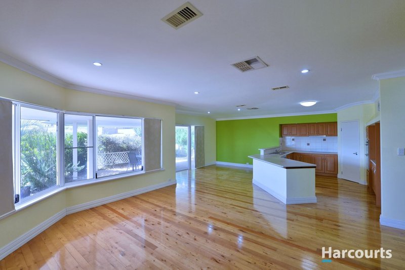 Photo - 16 Jacana Way, Halls Head WA 6210 - Image 4