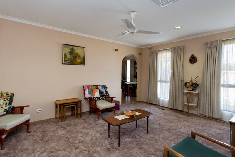 Photo - 16 John Street, Wendouree VIC 3355 - Image 4