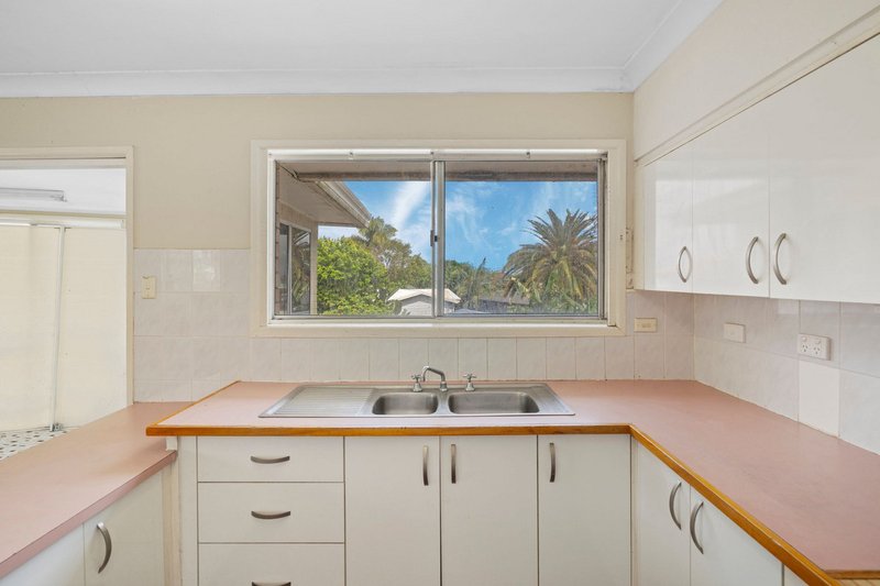 Photo - 16 Kalimna Drive, Clontarf QLD 4019 - Image 6