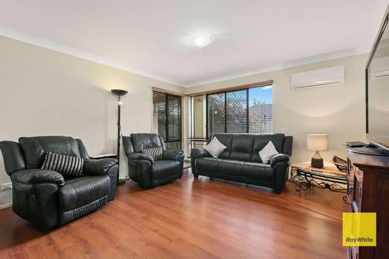 Photo - 16 Kane Crescent, Mansfield QLD 4122 - Image 2