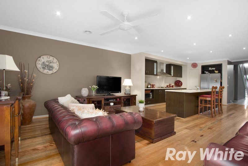 Photo - 16 Kilburn Place, Pakenham VIC 3810 - Image 4