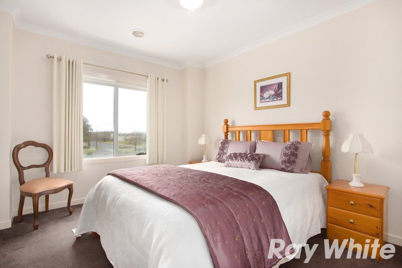 Photo - 16 Kilburn Place, Pakenham VIC 3810 - Image 8