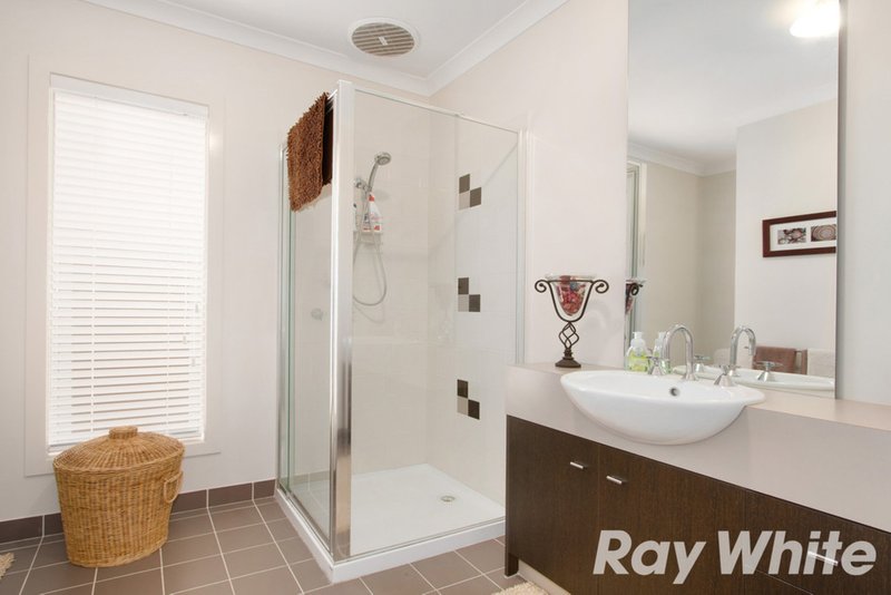 Photo - 16 Kilburn Place, Pakenham VIC 3810 - Image 9