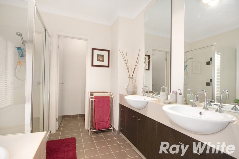 Photo - 16 Kilburn Place, Pakenham VIC 3810 - Image 11