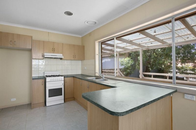 Photo - 16 Kinnoull Grove, Glen Waverley VIC 3150 - Image 2