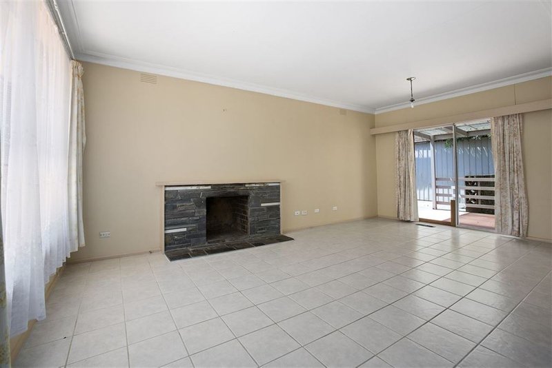 Photo - 16 Kinnoull Grove, Glen Waverley VIC 3150 - Image 3