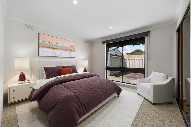 Photo - 16 Kinterbury Drive, Kings Park VIC 3021 - Image 5