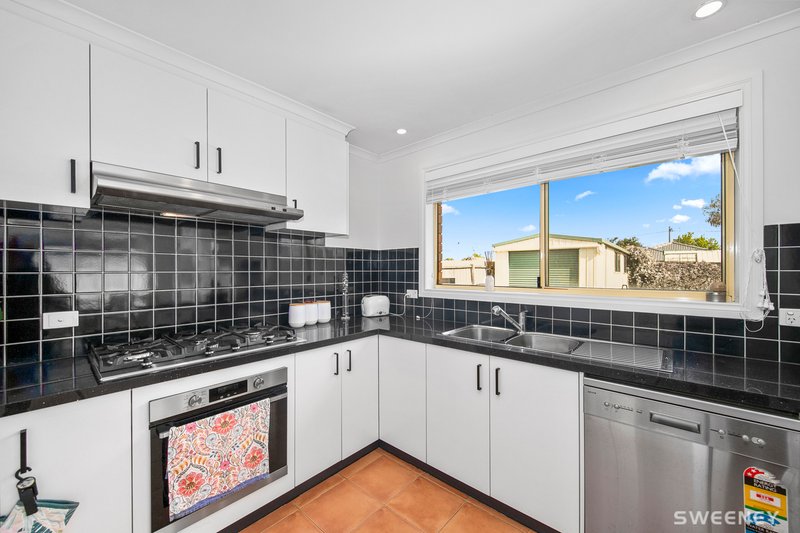 Photo - 16 Kitson Court, Altona Meadows VIC 3028 - Image 5