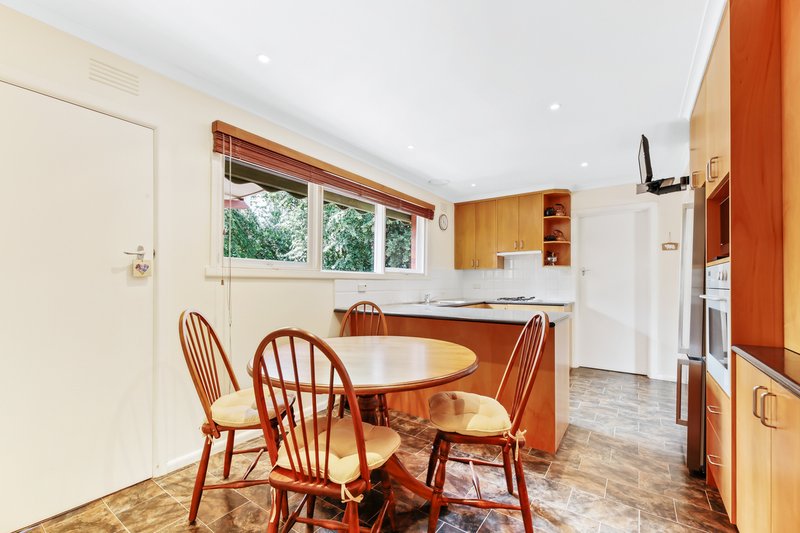 Photo - 16 Laura Grove, Mount Waverley VIC 3149 - Image 3