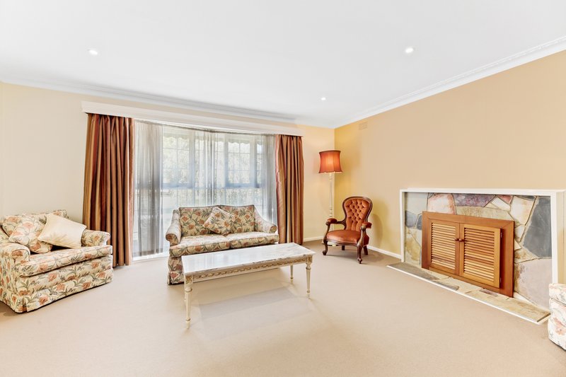 Photo - 16 Laura Grove, Mount Waverley VIC 3149 - Image 5