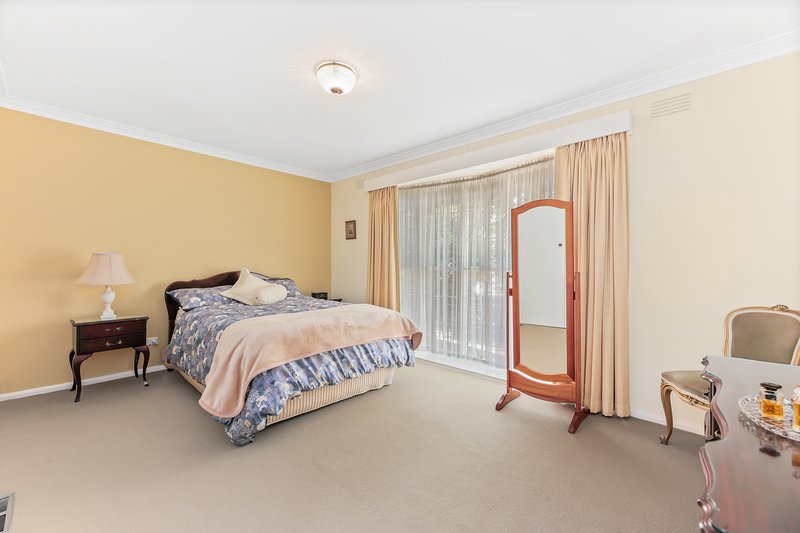 Photo - 16 Laura Grove, Mount Waverley VIC 3149 - Image 8