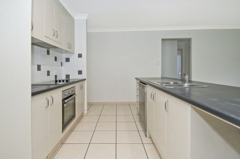Photo - 16 Lawley Crescent, Pacific Pines QLD 4211 - Image 4