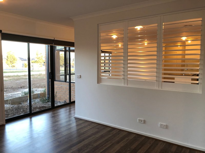 Photo - 16 Leroy Crescent, Point Cook VIC 3030 - Image 11