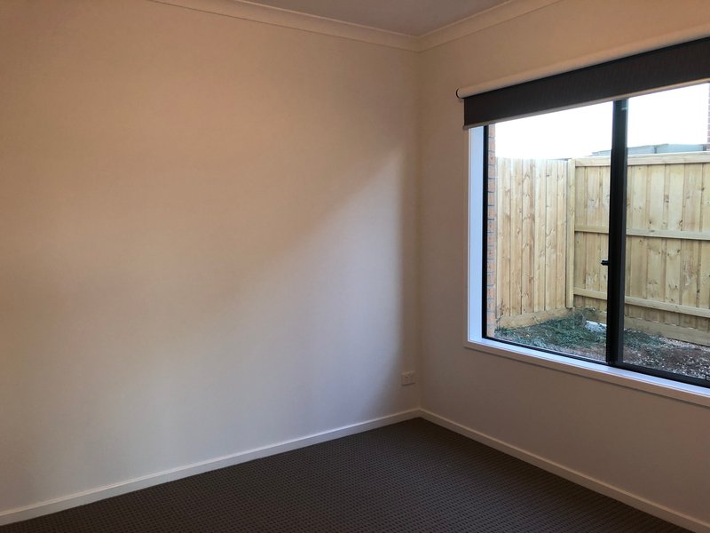 Photo - 16 Leroy Crescent, Point Cook VIC 3030 - Image 12