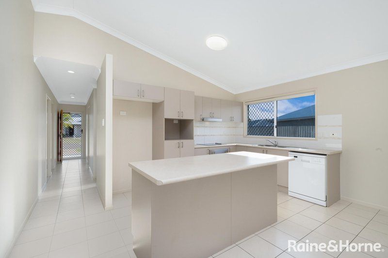 Photo - 16 Limerick Way, Mount Low QLD 4818 - Image 2