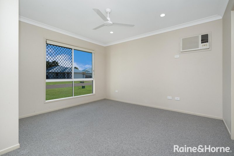 Photo - 16 Limerick Way, Mount Low QLD 4818 - Image 7