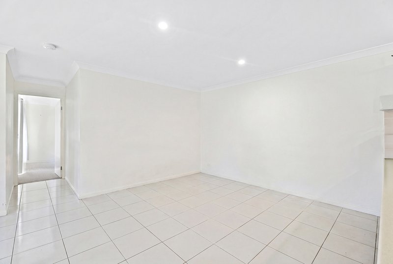 Photo - 16 Lockyer Place, Crestmead QLD 4132 - Image 4