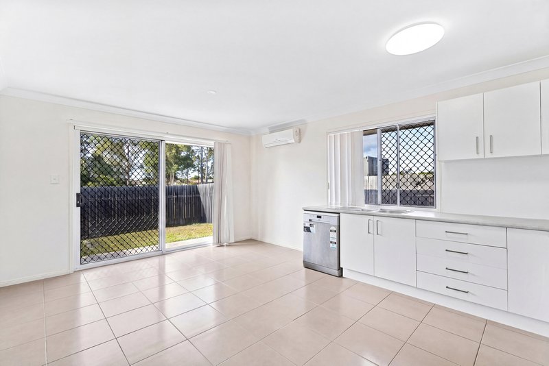 Photo - 16 Lockyer Place, Crestmead QLD 4132 - Image 5