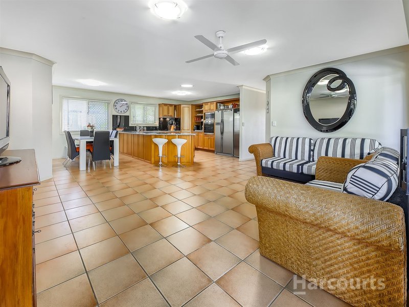 Photo - 16 Lynford Pl , Bridgeman Downs QLD 4035 - Image 6