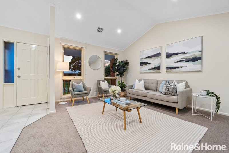 Photo - 16 Magra Place, Roxburgh Park VIC 3064 - Image 3