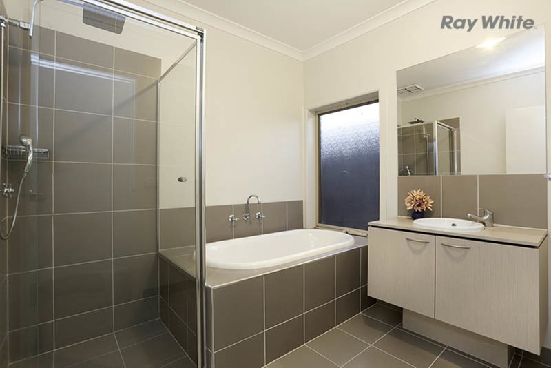 Photo - 16 Maidenhair Drive, Point Cook VIC 3030 - Image 12