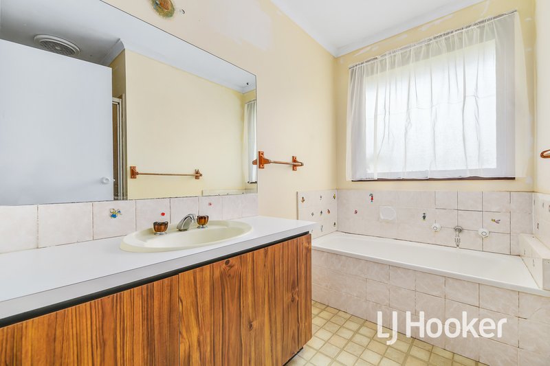 Photo - 16 Manning Close, Hampton Park VIC 3976 - Image 6