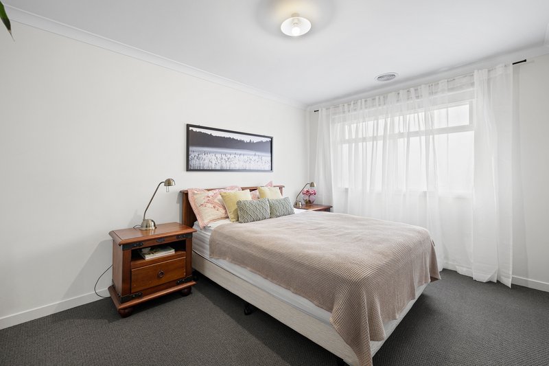 Photo - 16 Mcgeown Circuit, Cranbourne VIC 3977 - Image 11