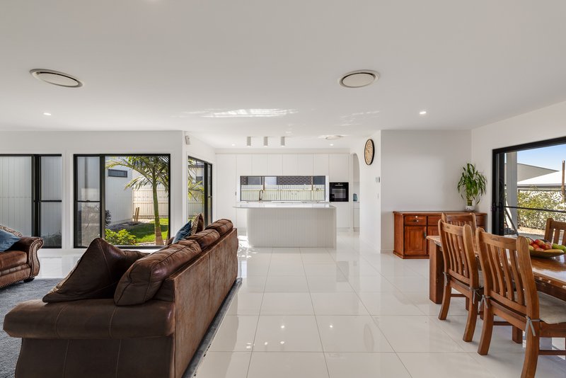 Photo - 16 Mcgrory Drive, Kearneys Spring QLD 4350 - Image 17