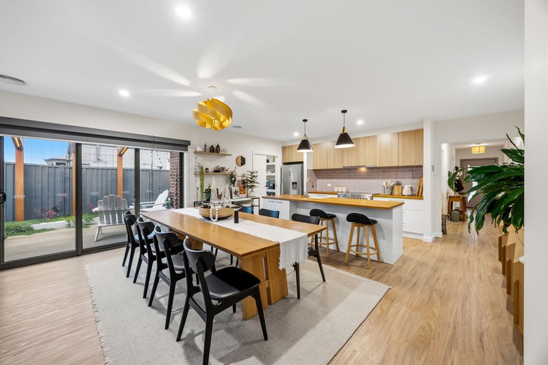 Photo - 16 Mcleod Crescent, Lucas VIC 3350 - Image 7